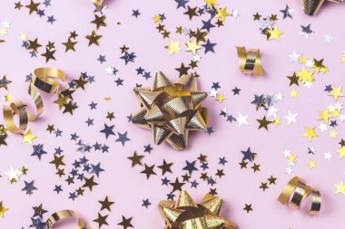 Pembe Arkaplanda Yıldızların Şeklinde Altın ve Gümüş Konfeti Parlak Arkaplan Tatil Kutlaması Kutlaması Kutlaması Kutlaması Yeni Yıl Arkaplanı