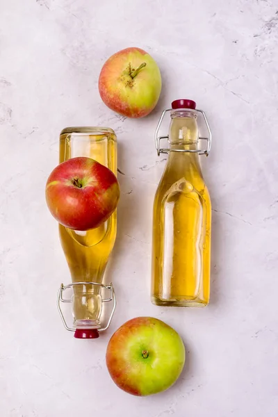 Botol Apple Vinegar Ripe Apples Kitchen Towel Light Gray Latar — Stok Foto