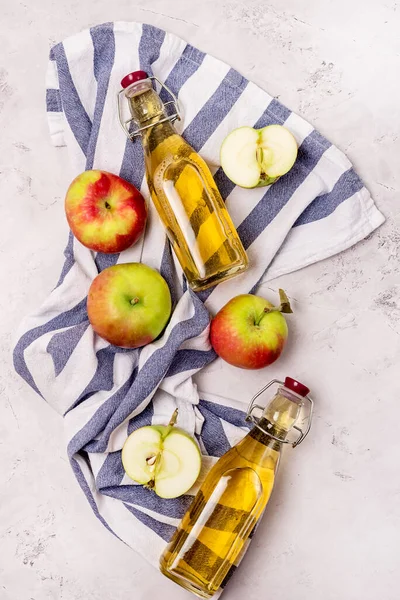 Botol Apple Vinegar Ripe Apples Kitchen Towel Light Gray Latar — Stok Foto