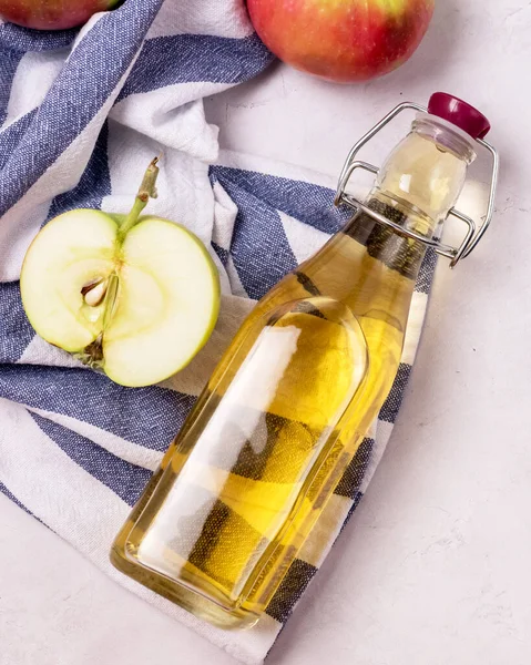 Bottles Apple Vinegar Ripe Apples Light Gray Background Top View — Stock Photo, Image