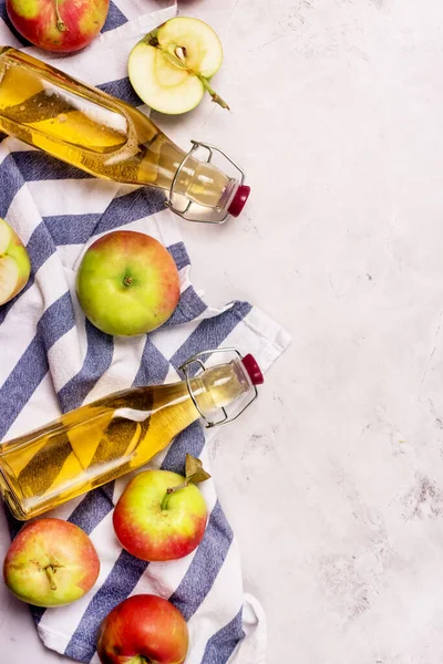 Botol Apple Vinegar Dan Ripe Apel Pada Light Gray Latar — Stok Foto