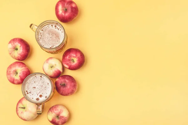 Mug Cold Apple Cider Ripe Apples Autumn Drink Top View — Stok Foto