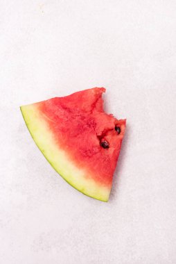 Lezzetli ve Taze Kırmızı Karpuz Üst Görünüm Mavi Arkaplan Dikey