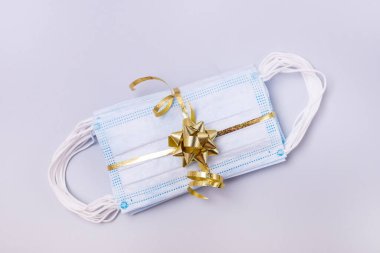 Altın İpliklerle süslenmiş Koruyucu Yüz Maskesi Yığını veya Noel Konsepti 2020 Sunar Üst Görünüm