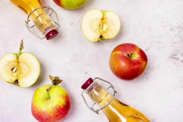 Botol Apple Vinegar Dan Ripe Apel Pada Light Gray Latar — Stok Foto