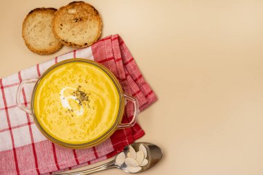 Cam Kâse Sıcak ve Lezzetli Balkabağı veya Havuç Çorbası Olgun Balkabağı ve Havuç Peçete Üst Görünümü Sağlıklı Sonbahar Gıda Kopyalama Alanı