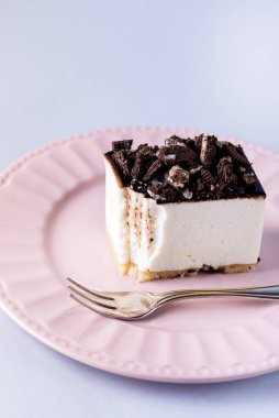 Lezzetli Ev Yapımı Vanilyalı Sufle veya Kremalı Kek Pembe Tabakta Çikolata ve Kurabiyelerle süslenmiş Tatil Tatlısı