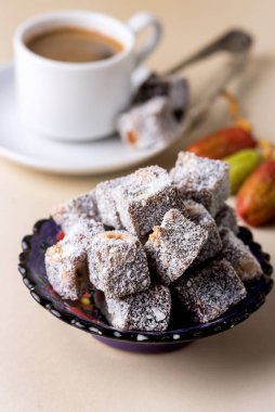 Türk Lokum 'u Küçük Kase ve Bir Kase Türk Kahvesi Sarı Arkaplanda Lezzetli Doğu Tatlıları Dikey Tatlısında