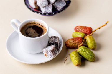 Türk Lokum 'u Küçük Kase ve Bir Kase Türk Kahvesi Sarı Arkaplanda Lezzetli Doğu Tatlıları Tatlısını Yatay Şekerlemede