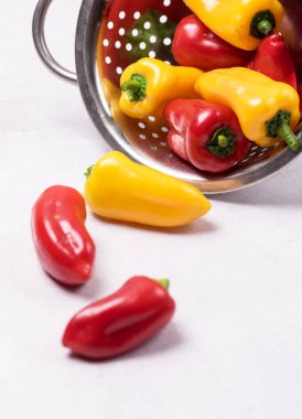 Bowl 'da Renkli Biber seti Olgun Biberler Gri Arka plan Dikey