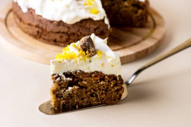 Ceviz ve Portakallı Havuçlu Kek Dilimleri Ev Yapımı Pastası