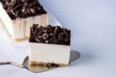Lezzetli ev yapımı vanilyalı sufle ya da çikolatalı ve kurabiyeli kek. Siyah kahve, mavi arka plan. Tatil tatlısı.