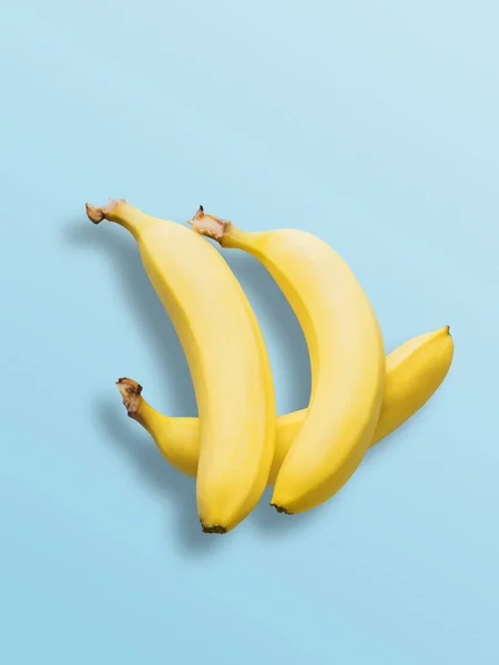 Банани на пастельному синьому фоні. Мінімальна мода. Альбіно Різні Творчі Ідеї Творчого Мислення. Вільний простір для тексту — стокове фото