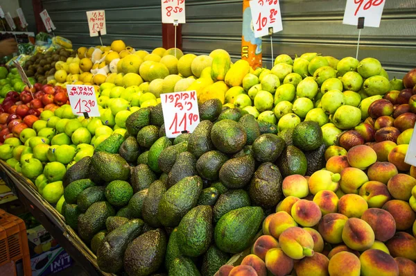 A friss ízű színes lédús gyümölcsök az istállóban, Carmel piac, Tel Aviv, Izrael. — Stock Fotó