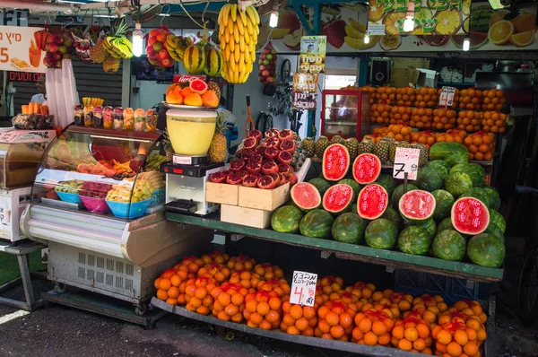 The fresh flavored colorful juicy fruits in the stall of Carmel market, Tel Aviv, Israel. — Stock Photo, Image