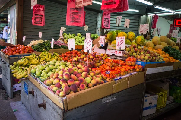 Las frutas jugosas coloridas aromatizadas frescas en el puesto del mercado del Carmelo, Tel Aviv, Israel . —  Fotos de Stock