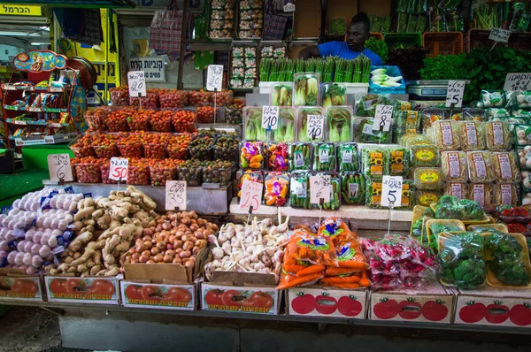 Tel Aviv, Izrael - 2017. április 20.: Eladó-, zöldség- és főzelékfélék piacán Carmel, Tel Aviv, Izrael — Stock Fotó