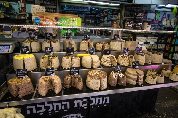 Tel Awiw, Izrael - 20 kwietnia 2017: Chałwa, orientalnych słodyczy na bazar Carmel - Tel Awiw. — Zdjęcie stockowe