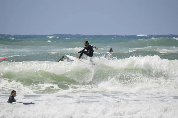 Tel Aviv, Israel-April 23, 2017: surfare på havet med perfekt våg — Stockfoto