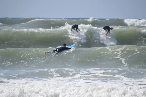 Tel Aviv, Israel-April 23, 2017: surfare på havet med perfekt våg — Stockfoto