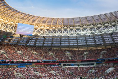 Moskova, Rusya - 11 Temmuz 2018: FIFA 2018 Dünya Kupası İngiltere ve Hırvatistan Luzhniki Stadı nda yarı finale futbol maçı sırasında kutluyor futbol taraftarları.