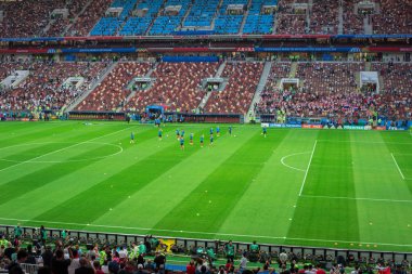 Moskova, Rusya - 11 Temmuz 2018: FIFA 2018 Dünya Kupası İngiltere ve Hırvatistan Luzhniki Stadı nda yarı finale futbol maçı sırasında kutluyor futbol taraftarları.