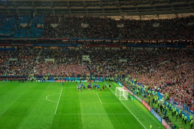 Moskova, Rusya - 11 Temmuz 2018: FIFA 2018 Dünya Kupası İngiltere ve Hırvatistan Luzhniki Stadı nda yarı finale futbol maçı sırasında kutluyor futbol taraftarları.