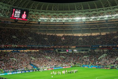 Moskova, Rusya - 11 Temmuz 2018: FIFA 2018 Dünya Kupası İngiltere ve Hırvatistan Luzhniki Stadı nda yarı finale futbol maçı sırasında kutluyor futbol taraftarları.