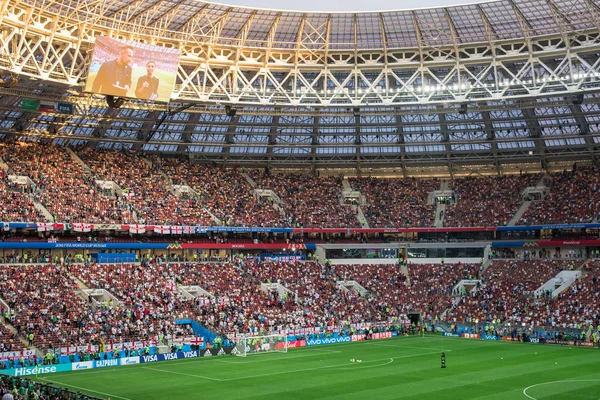 MOSCÚ, RUSIA - 11 de julio de 2018: Los aficionados al fútbol celebran durante la Copa Mundial de la FIFA 2018 en el partido de semifinales de fútbol entre Inglaterra y Croacia en el estadio Luzhniki . —  Fotos de Stock