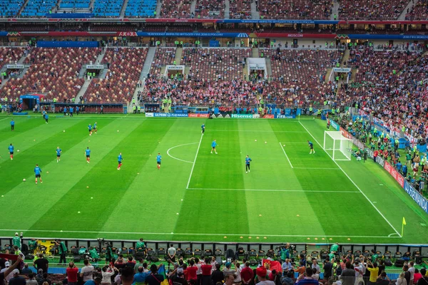 MOSCOW, RÚSSIA - 11 de julho de 2018: Fãs de futebol comemorando durante a Copa do Mundo FIFA 2018 nas semifinais jogo de futebol entre Inglaterra e Croácia no Estádio Luzhniki . — Fotografia de Stock