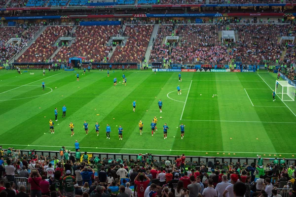 MOSCÚ, RUSIA - 11 de julio de 2018: Los aficionados al fútbol celebran durante la Copa Mundial de la FIFA 2018 en el partido de semifinales de fútbol entre Inglaterra y Croacia en el estadio Luzhniki . — Foto de Stock