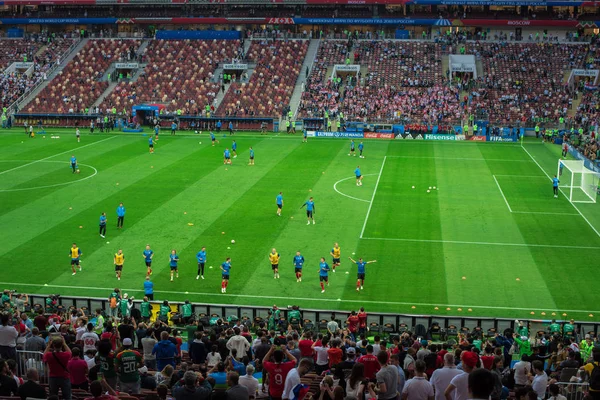 MOSCOW, RÚSSIA - 11 de julho de 2018: Fãs de futebol comemorando durante a Copa do Mundo FIFA 2018 nas semifinais jogo de futebol entre Inglaterra e Croácia no Estádio Luzhniki . — Fotografia de Stock