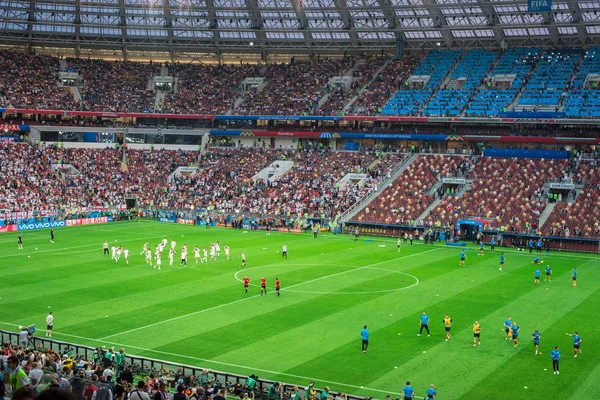 MOSCOW, RÚSSIA - 11 de julho de 2018: Fãs de futebol comemorando durante a Copa do Mundo FIFA 2018 nas semifinais jogo de futebol entre Inglaterra e Croácia no Estádio Luzhniki . — Fotografia de Stock