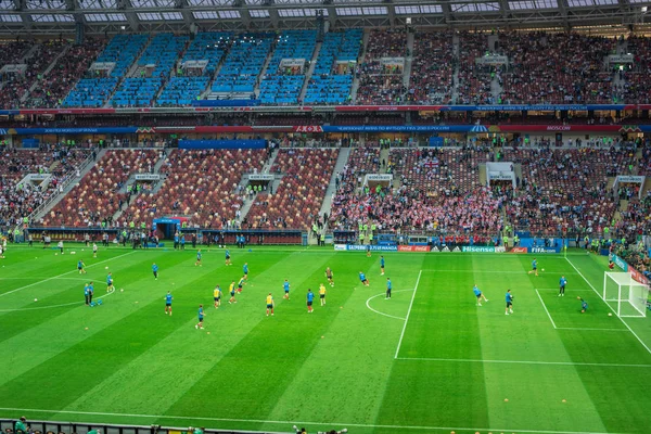 MOSCOW, RÚSSIA - 11 de julho de 2018: Fãs de futebol comemorando durante a Copa do Mundo FIFA 2018 nas semifinais jogo de futebol entre Inglaterra e Croácia no Estádio Luzhniki . — Fotografia de Stock