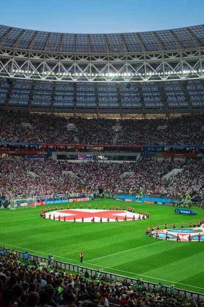 MOSCÚ, RUSIA - 11 de julio de 2018: Los aficionados al fútbol celebran durante la Copa Mundial de la FIFA 2018 en el partido de semifinales de fútbol entre Inglaterra y Croacia en el estadio Luzhniki . —  Fotos de Stock