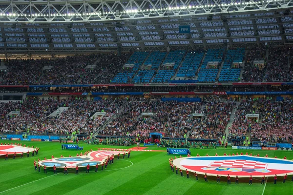 MOSCÚ, RUSIA - 11 de julio de 2018: Los aficionados al fútbol celebran durante la Copa Mundial de la FIFA 2018 en el partido de semifinales de fútbol entre Inglaterra y Croacia en el estadio Luzhniki . —  Fotos de Stock
