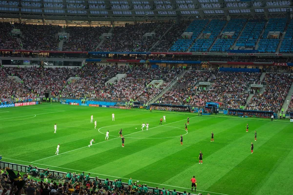 MOSCOW, RÚSSIA - 11 de julho de 2018: Fãs de futebol comemorando durante a Copa do Mundo FIFA 2018 nas semifinais jogo de futebol entre Inglaterra e Croácia no Estádio Luzhniki . — Fotografia de Stock