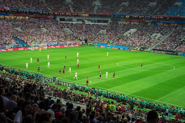 MOSCOW, RÚSSIA - 11 de julho de 2018: Fãs de futebol comemorando durante a Copa do Mundo FIFA 2018 nas semifinais jogo de futebol entre Inglaterra e Croácia no Estádio Luzhniki . — Fotografia de Stock