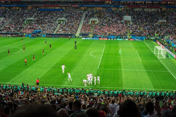 MOSCOW, RÚSSIA - 11 de julho de 2018: Fãs de futebol comemorando durante a Copa do Mundo FIFA 2018 nas semifinais jogo de futebol entre Inglaterra e Croácia no Estádio Luzhniki . — Fotografia de Stock