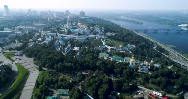 Vista aérea sobre a Lavra Kiev-Pechersk. Centro verde e bonito de Kiev, Ucrânia — Vídeo de Stock