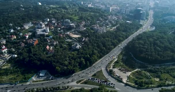 Zöld és gyönyörű közepén át Kijev, Ukrajna, lélegzetelállító légi felvétel — Stock videók