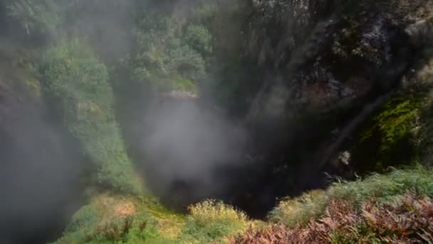 Vrata Ada brány pekla gejzír v údolí gejzírů. Kronocká sopka přírodní rezervace na poloostrově Kamčatka — Stock video