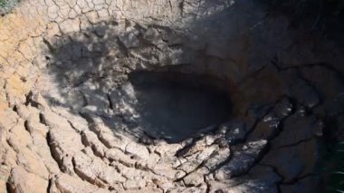 Caldera Uzon turizm sezonu çamur tencerelerde Kamçatka Yarımadası'nda. Yaz Stok görüntüleri video
