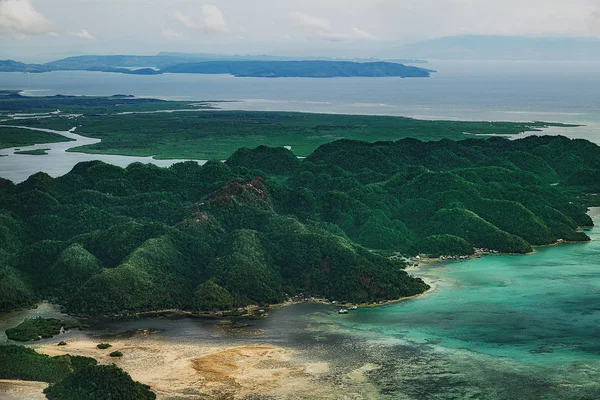 Vista aérea sobre hermosas lagunas kársticas de forma terrestre y manglar verde bosque tropical, línea de pantano en la isla de Siargao, Filipinas . —  Fotos de Stock
