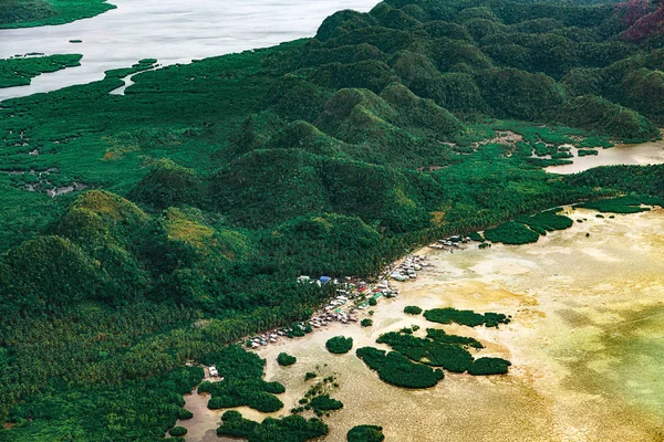 Vista aérea sobre belas lagoas forma de carste e mangue verde floresta tropical, linha de pântano na ilha de Siargao, nas Filipinas . — Fotografia de Stock