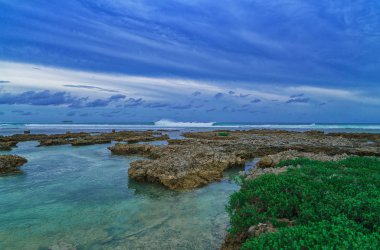 Açık mavi su mercan ve sörfçü Cloud9, Siargao Adası, Filipinler Beach güzel gökyüzü ile.