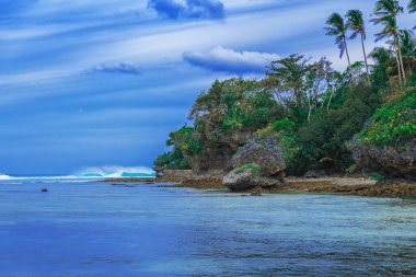 Tropikal peyzaj taş yağmur ormanları ile hill, bulutlar ve dağlar. Tropik ada, deniz Körfezi ve lagün, Siargao. Masmavi suyu lagün. Shore manzara Bay. Seyahat kavramı