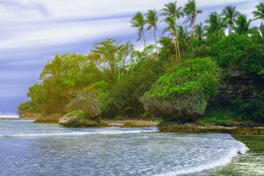 Tropikal peyzaj taş yağmur ormanları ile hill, bulutlar ve dağlar. Tropik ada, deniz Körfezi ve lagün, Siargao. Masmavi suyu lagün. Shore manzara Bay. Seyahat kavramı