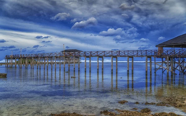 Açık mavi su ve güzel gökyüzü Beach sörfçü Cloud9, Siargao Adası, Filipinler — Stok fotoğraf