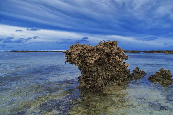 산호와 서퍼 Cloud9, Siargao 섬, 필리핀에 대 한 해변에서 아름 다운 하늘 맑고 푸른 물. — 스톡 사진